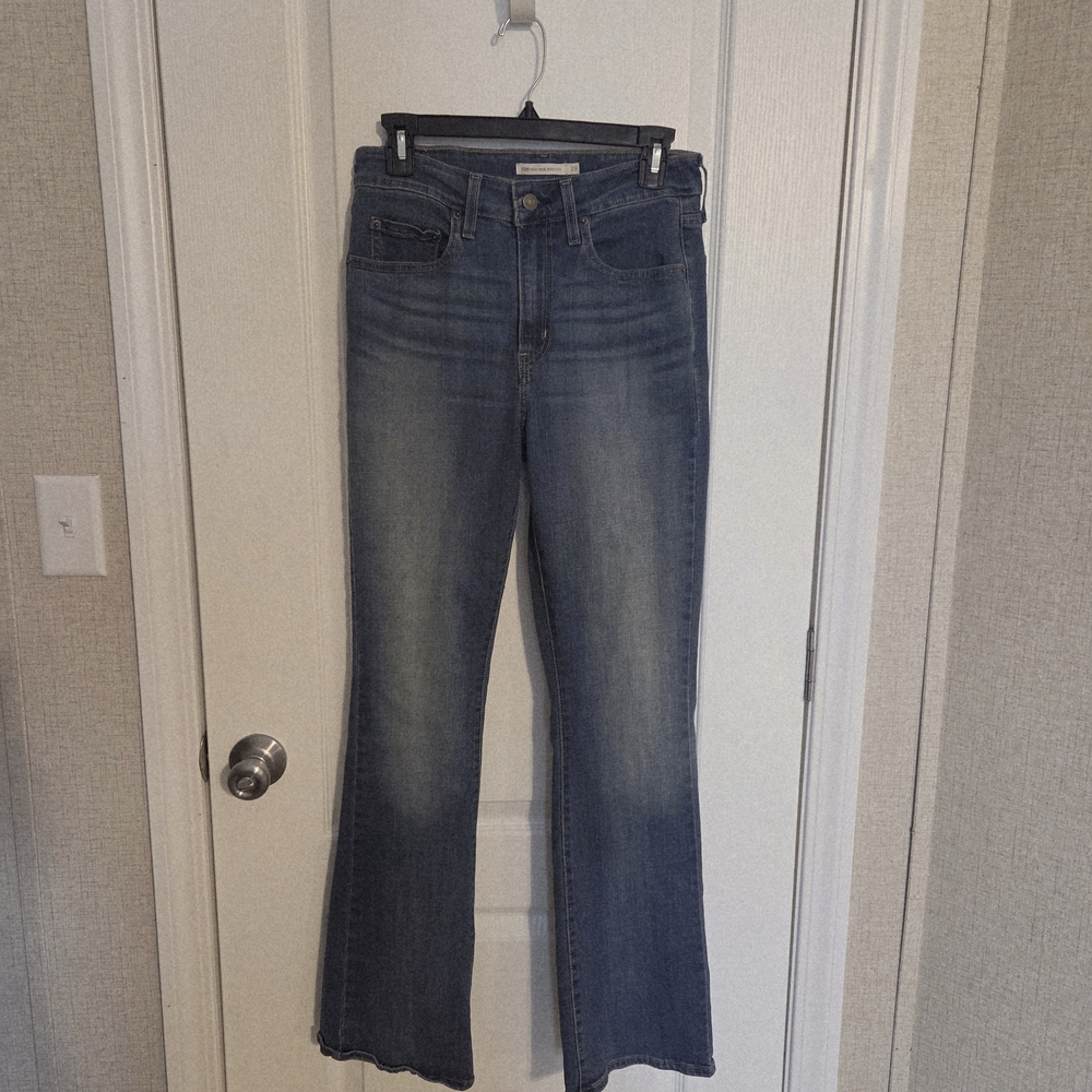 Levi's Women's Boot Cut Jeans in Classic Blue